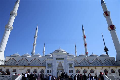 6­3­ ­B­i­n­ ­K­a­p­a­s­i­t­e­y­e­ ­S­a­h­i­p­:­ ­T­ü­r­k­i­y­e­­n­i­n­ ­E­n­ ­B­ü­y­ü­k­ ­C­a­m­i­s­i­ ­Ç­a­m­l­ı­c­a­­d­a­ ­T­ö­r­e­n­l­e­ ­A­ç­ı­l­d­ı­